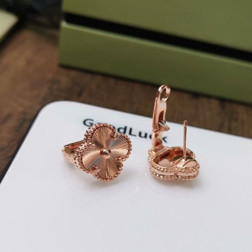 [Glimmer] CLOVER MEDIUM STUD EARRINGS