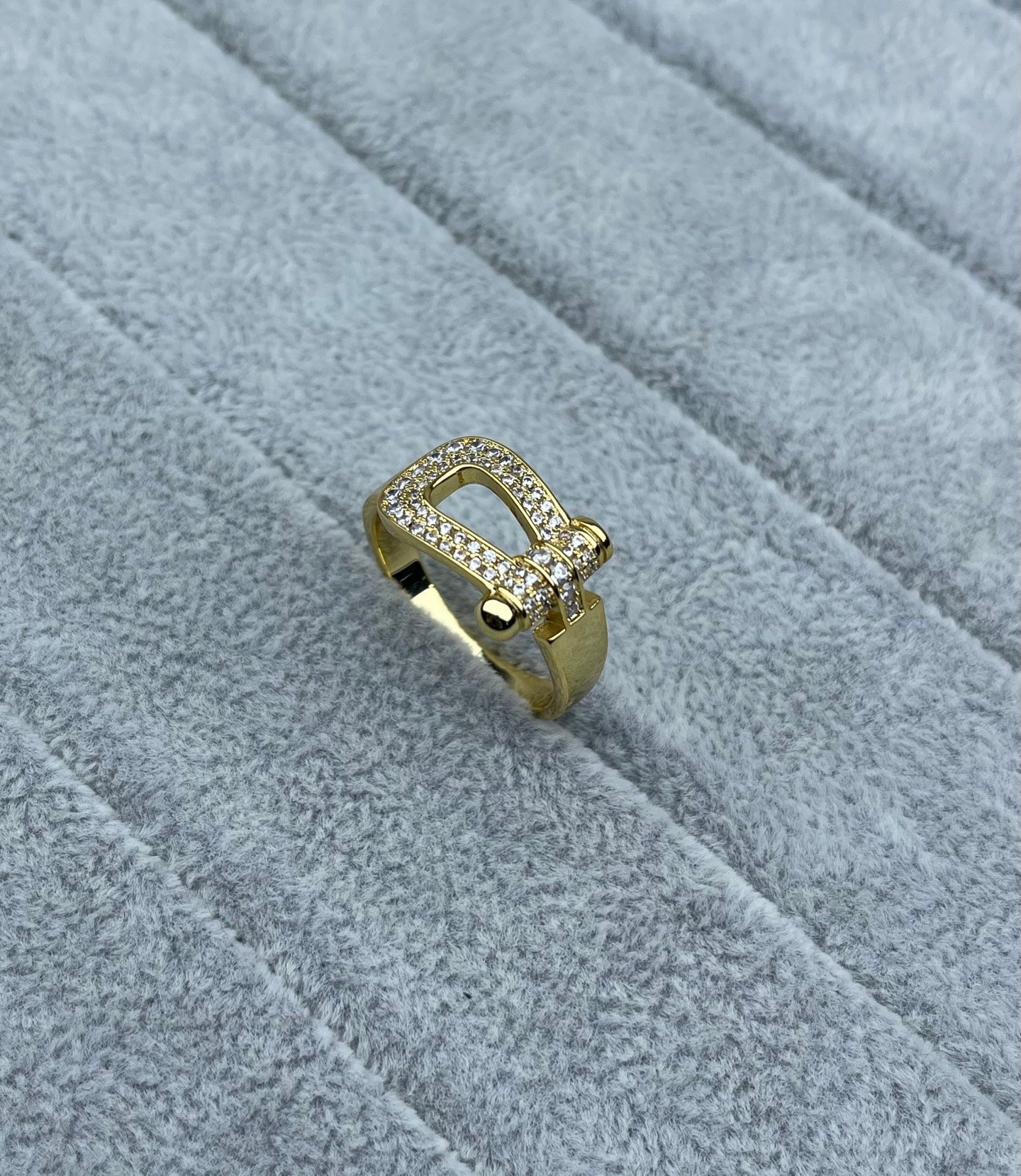 [グリマー]幅広ひづめ型ダイヤモンド付きリング