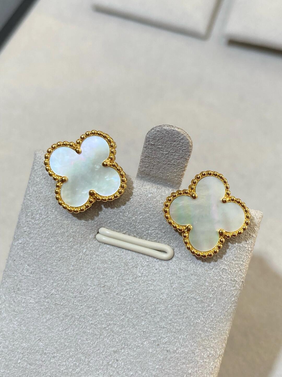 [Glimmer] CLOVER LARGE (20mm) 1モチーフ ホワイトマザーオブパール スタッドピアス